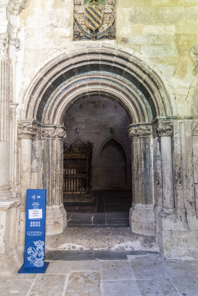 Salamanca 053 - Catedrales Nueva y Vieja - vieja - capilla de Anaya.jpg